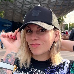 NWT Women’s black on black snap back Disney hat